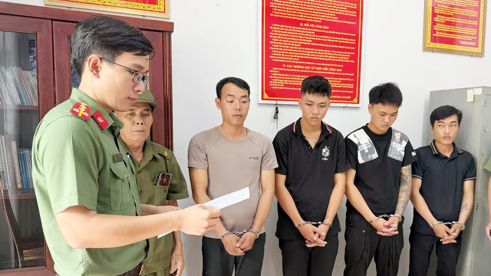 Cơ quan ANĐT Công an TP Đồng Nai thi hành lệnh bắt các bị can. Ảnh: CÔNG AN TP ĐỒNG NAI