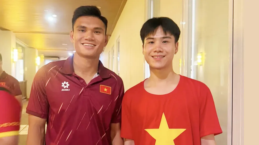 Kiều bào Việt Nam tại Thái Lan chụp ảnh kỷ niệm với tuyển thủ Phạm Xuân Mạnh. ẢNH: TÂM HÀ