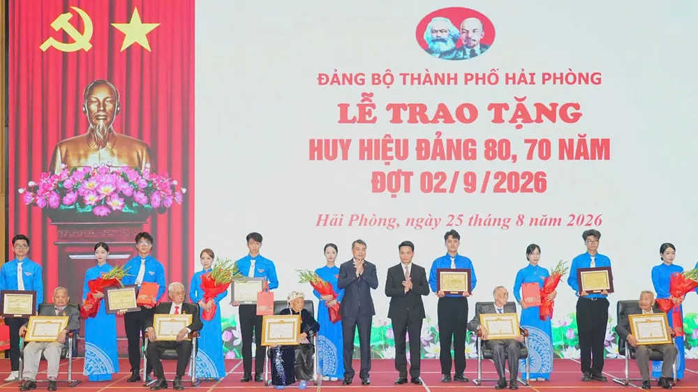 Thủ tướng Lê Minh Hưng trao Huy hiệu Đảng tặng các đảng viên lão thành 