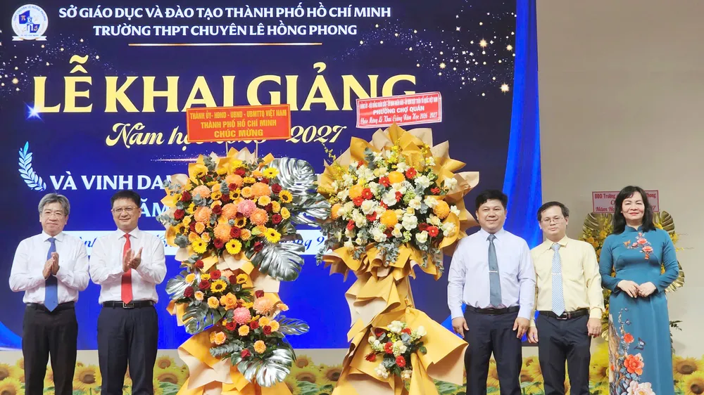Phó Chủ tịch UBND TPHCM Nguyễn Mạnh Cường, và Chủ tịch UBND phường Chợ Quán Nguyễn Võ Xuân Kỳ tặng hoa chúc mừng tập thể sư phạm Trường THPT chuyên Lê Hồng Phong, TPHCM.