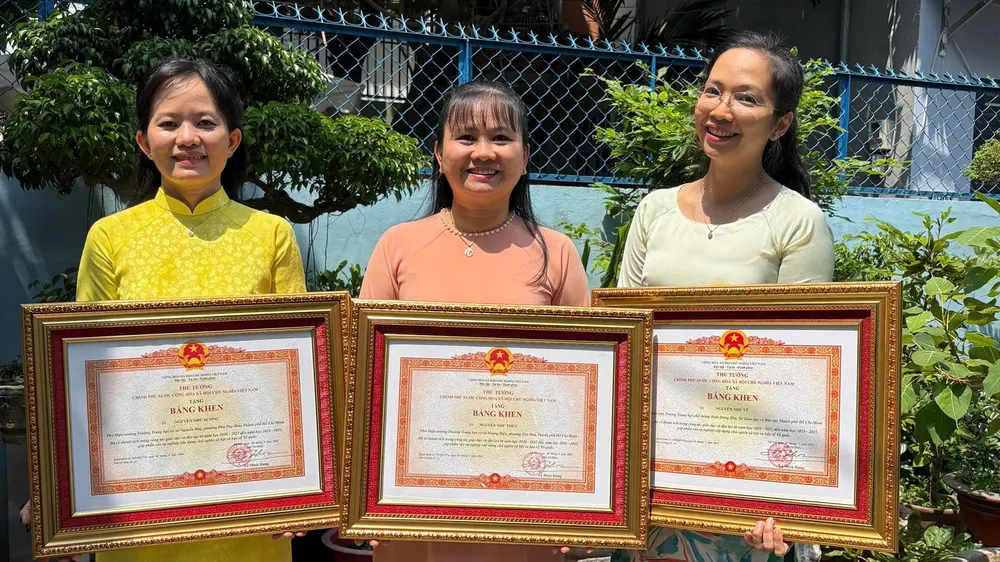 Ngày khai giảng đặc biệt của ba chị em cùng nhận Bằng khen của Thủ tướng