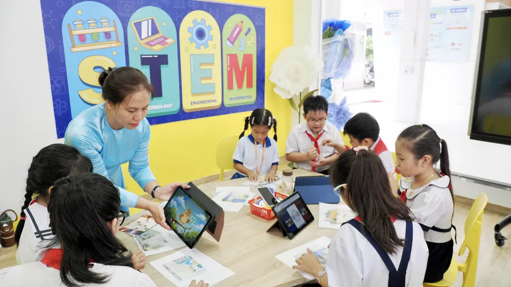 Học sinh Trường Tiểu học Trần Hưng Đạo (phường Cầu Ông Lãnh, TPHCM) tham gia hoạt động STEM ngay sau lễ khai giảng năm học 2026-2027. Ảnh: HOÀNG HÙNG