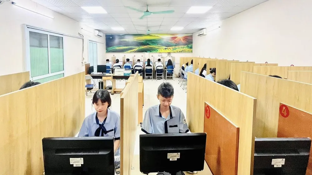 Đây là kỳ PISA lần đầu tiên Việt Nam chuyển từ làm bài trên giấy sang làm bài trên máy tính. Ảnh: MOET