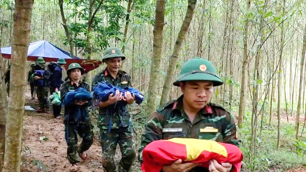 Di chuyển hài cốt liệt sĩ cất bốc tại khu rừng tràm ở bản Bãi Dinh về bảo quản theo quy định