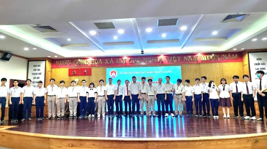 Lễ ra quân đội tuyển tham dự kỳ thi học sinh giỏi quốc gia cấp THPT năm học 2025-2026