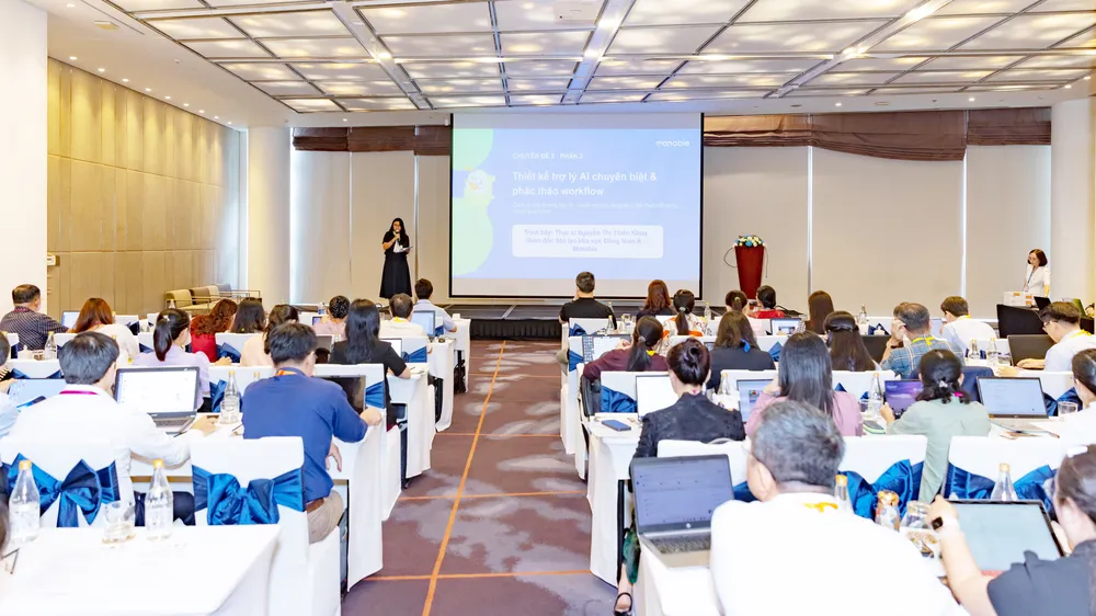 Cán bộ quản lý, giáo viên các trường học tham gia tập huấn về ứng dụng công nghệ số vào quản lý và dạy học trong tháng 8-2026