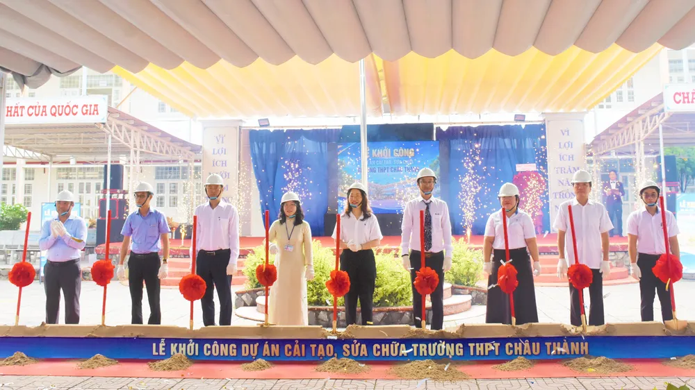 Các đại biểu thực hiện nghi thức khởi công dự án cải tạo, sửa chữa Trường THPT Châu Thành.