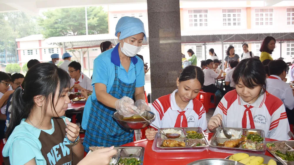 Bữa ăn bán trú đầu tiên của học sinh THCS công lập khu vực Bà Rịa - Vũng Tau (trước đây).