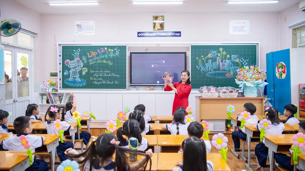 Giáo viên Trường Tiểu học Nguyễn Bỉnh Khiêm (phường Sài Gòn, TPHCM) trong ngày tựu trường năm học 2026-2027. Ảnh minh họa