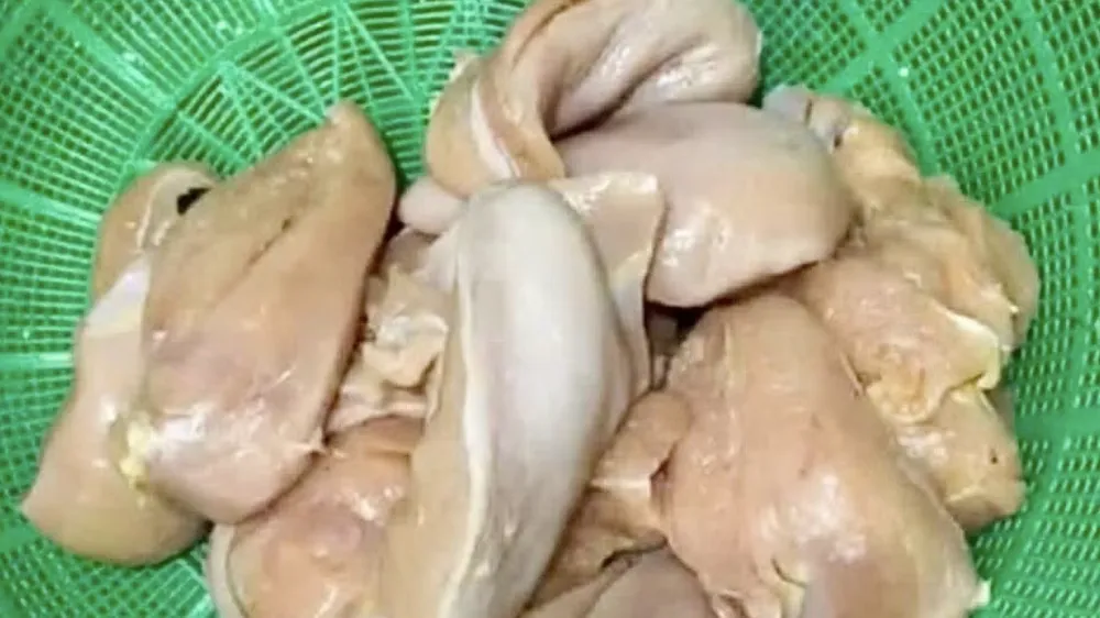 Hà Nội yêu cầu làm rõ phản ánh thực phẩm có dấu hiệu hư hỏng tại trường học