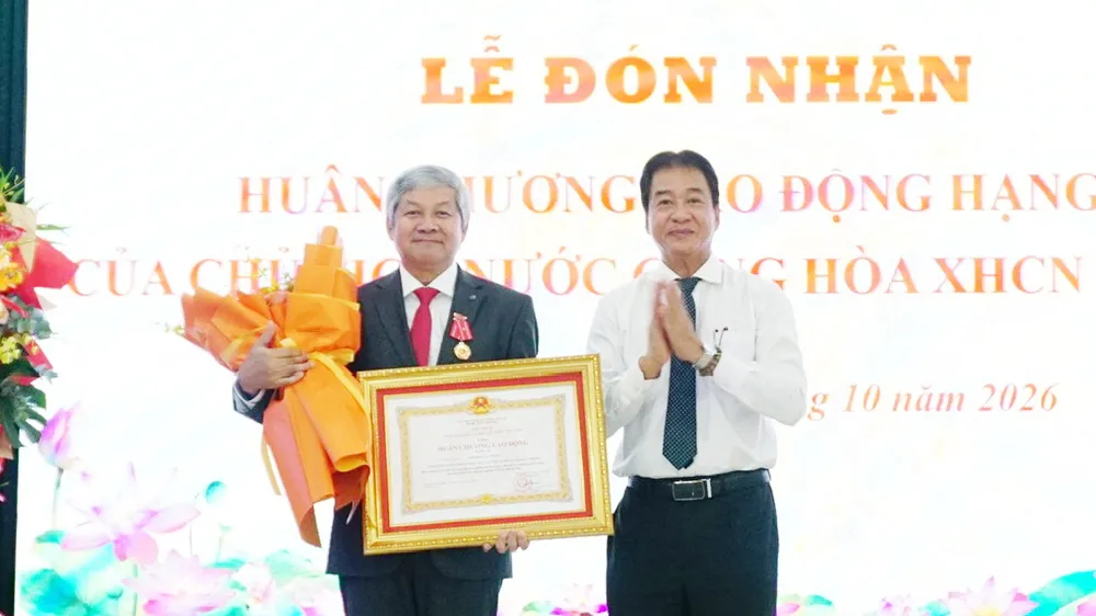 Trao tặng Giáo sư Nhật Bản Yoshida Lay Myint Huân chương Lao động hạng Ba