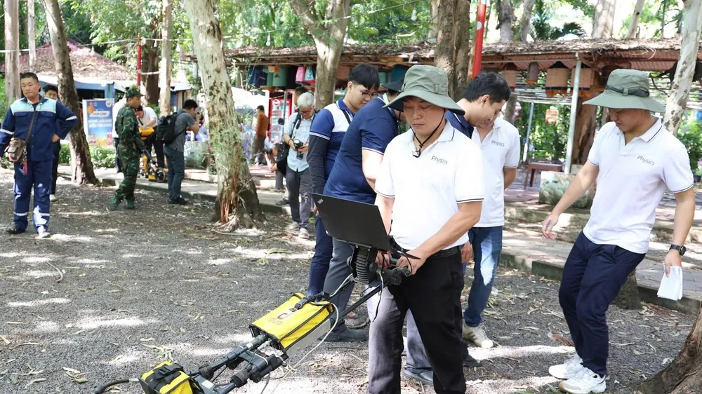 Nhóm thành viên Bộ môn Vật lý địa cầu (Khoa Vật lý – Vật lý kỹ thuật, Trường ĐH Khoa học tự nhiên, ĐHQG TPHCM) đang đo đạc ra đa xuyên đất trong nhiệm vụ tìm kiếm vị trí mộ Liệt sĩ ở Công viên Lê Thị Riêng, TPHCM, tháng 7/2026. Người sử dụng máy đo ra đa: PGS-TS Lê Văn Anh Cường.