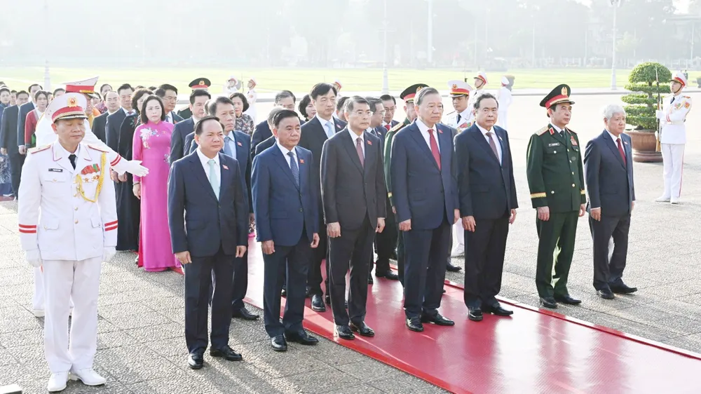 Đại biểu Quốc hội vào Lăng viếng Chủ tịch Hồ Chí Minh 