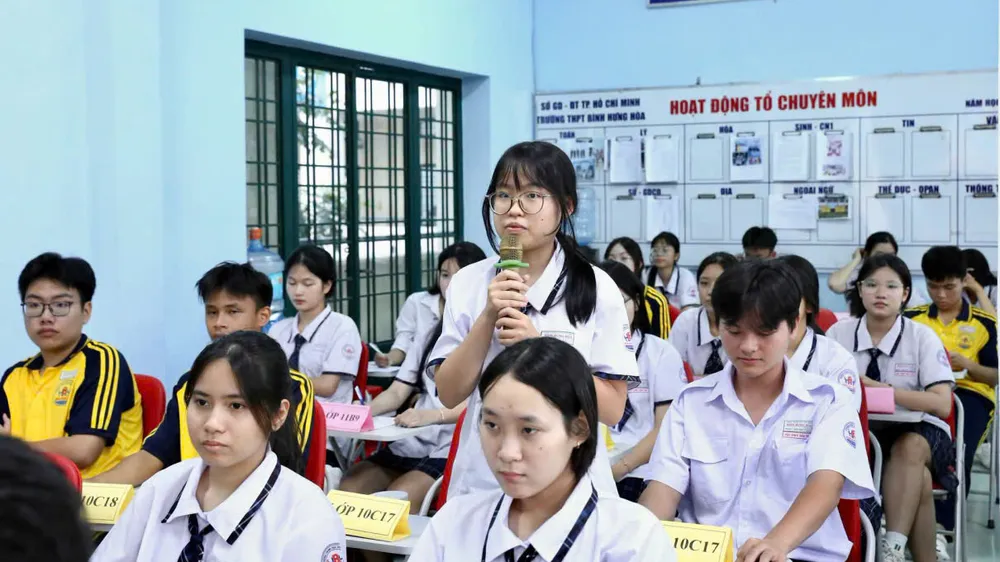 Học sinh Trường THPT Bình Hưng Hòa (phường Bình Hưng Hòa, TPHCM) đối thoại với ban giám hiệu nhà trường
