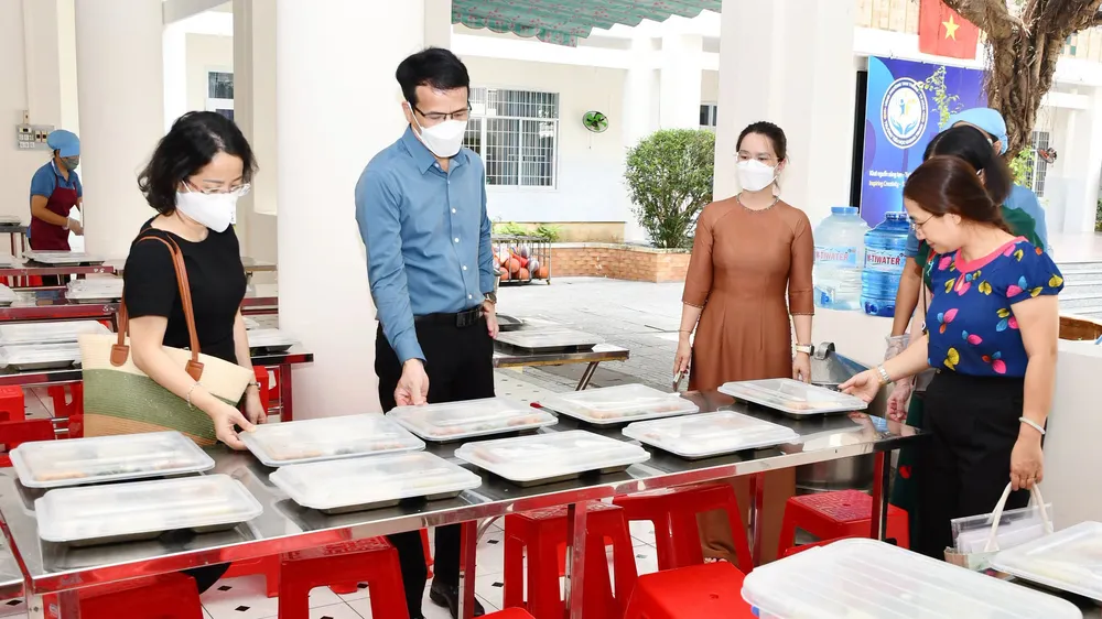 Phường Tam Thắng kiểm tra công tác tổ chức bán trú tại Phân hiệu Lê Lợi của Trường Tiểu học Quang Trung.