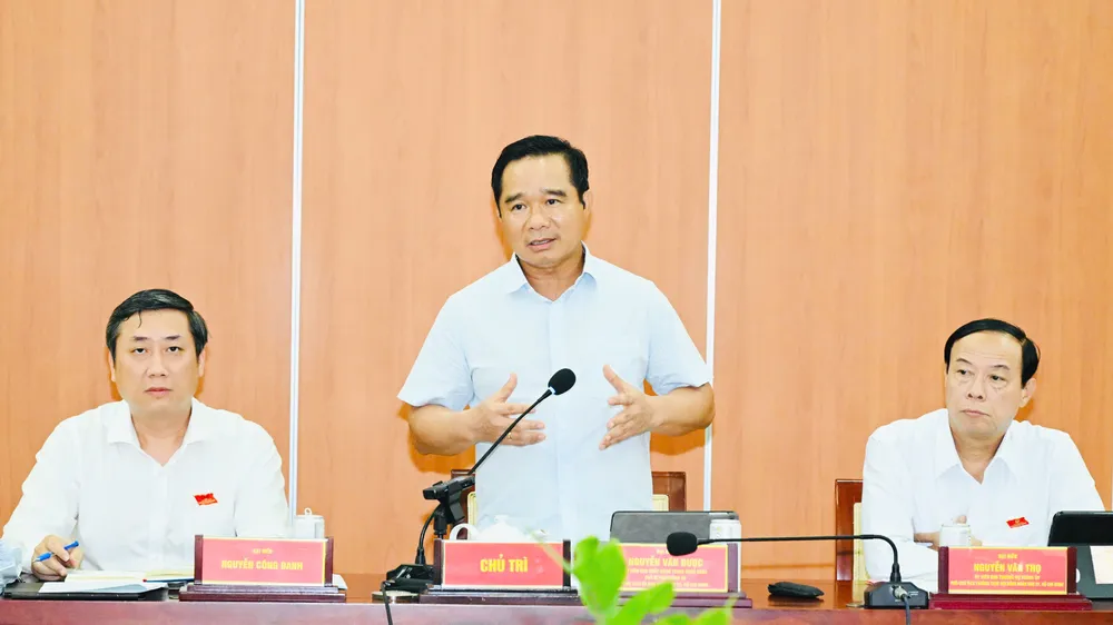 Chủ tịch UBND TPHCM Nguyễn Văn Được trao đổi cùng đại biểu. Ảnh: VIỆT DŨNG