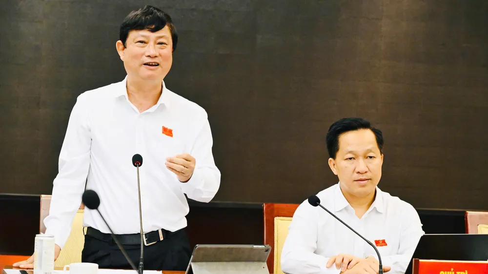 Chủ tịch HĐND TPHCM Võ Văn Minh phát biểu tại phiên thảo luận. Ảnh: VIỆT DŨNG