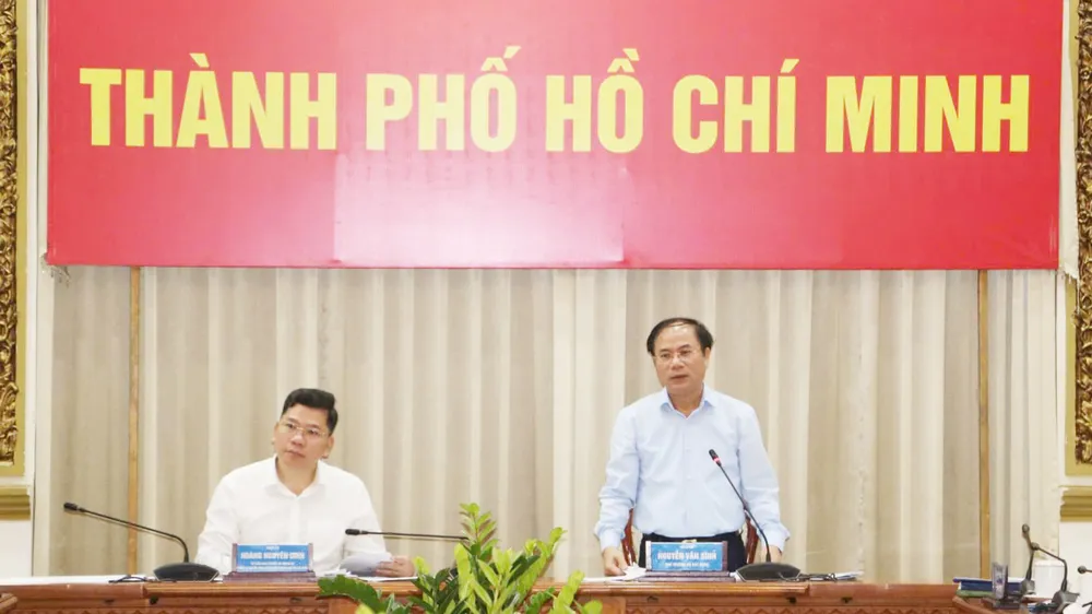 Thứ trưởng Bộ Xây dựng Nguyễn Văn Sinh phát biểu tại buổi làm việc. Ảnh: T.H