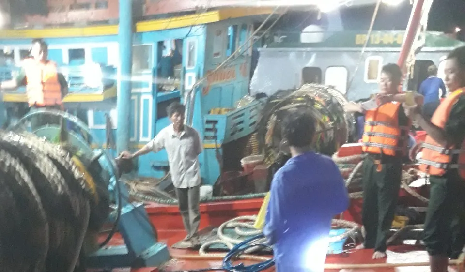 Ảnh: Lực lượng BĐBP tỉnh Bà Rịa – Vũng Tàu tiến hành kiểm tra trên 2 tàu cá chở dầu lậu.