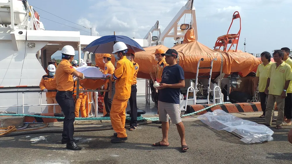 Đưa thi thể thuyền viên tàu cá BĐ 94005 TS vào bờ để bàn giao cho gia đình