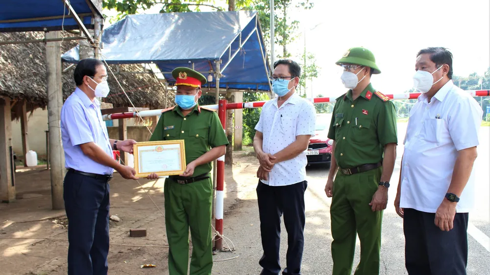 Khen thưởng trưởng công an xã kịp thời đưa sản phụ đi cấp cứu