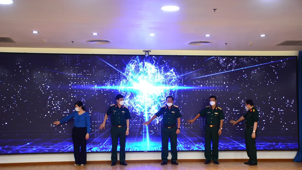 Các đại biểu làm nghi thức khai trương Tổng đài đa kênh 