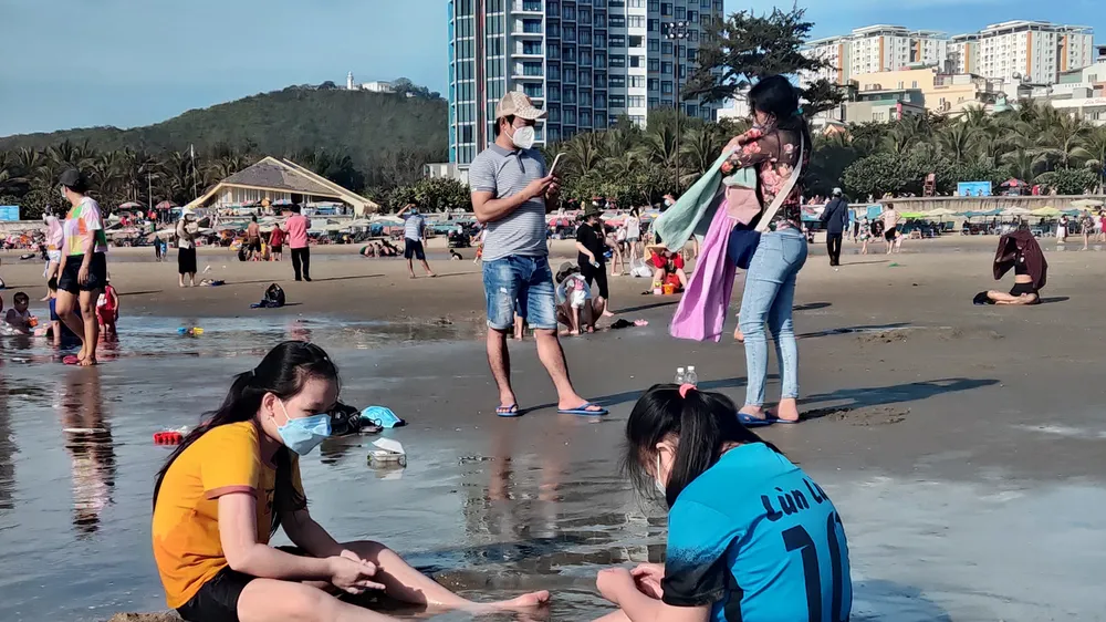 Vũng Tàu: Du khách chen chân tìm quán ăn và phòng nghỉ