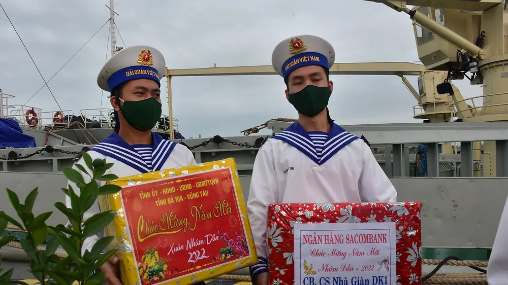 Bắt đầu chuyến thăm và chúc tết cán bộ, chiến sĩ nhà giàn DK1