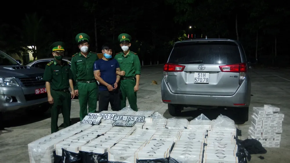 Bắt quả tang vụ vận chuyển 12.500 bao thuốc lá lậu