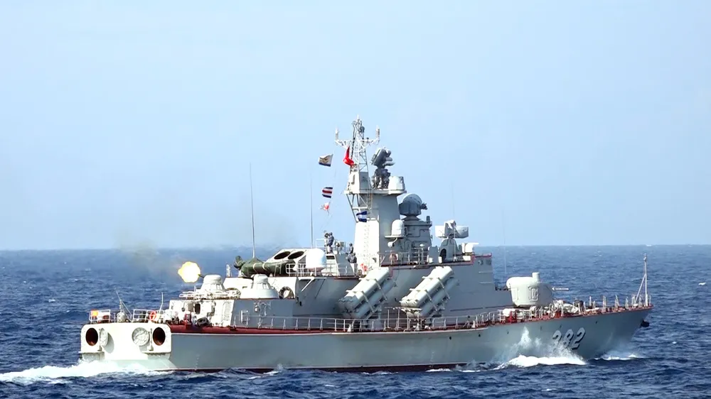 Tàu 382 bắn đạn thật trên biển