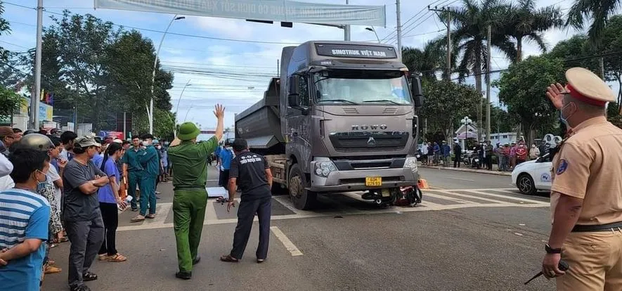 Tai nạn thương tâm, 2 ông cháu tử vong trên đường đến trường