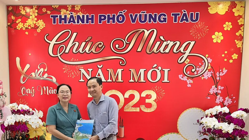 Tặng Báo Xuân Sài Gòn Giải Phóng cho cán bộ chiến sĩ hải quân