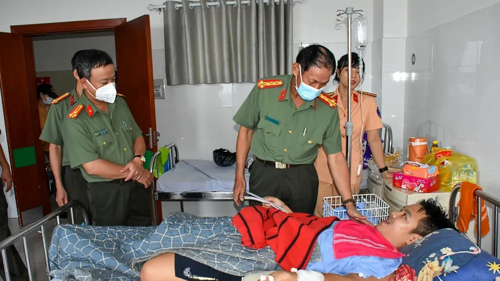 Lãnh đạo Công an tỉnh Bà Rịa - Vũng Tàu thăm hỏi Trung úy Đỗ Hồng Ngọc