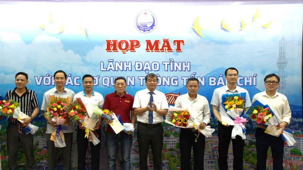 Lãnh đạo UBND tỉnh Tây Ninh trao tặng hoa cảm ơn các cơ quan báo chí nhân dịp đón Xuân Giáp Thìn 2024