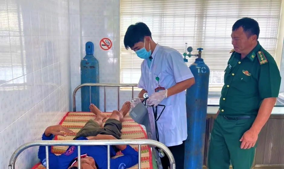 Chăm sóc y tế cho ngư dân trôi dạt trên vùng biển Côn Đảo