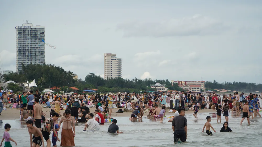 Vũng Tàu: Sóng êm, khách tắm biển đông