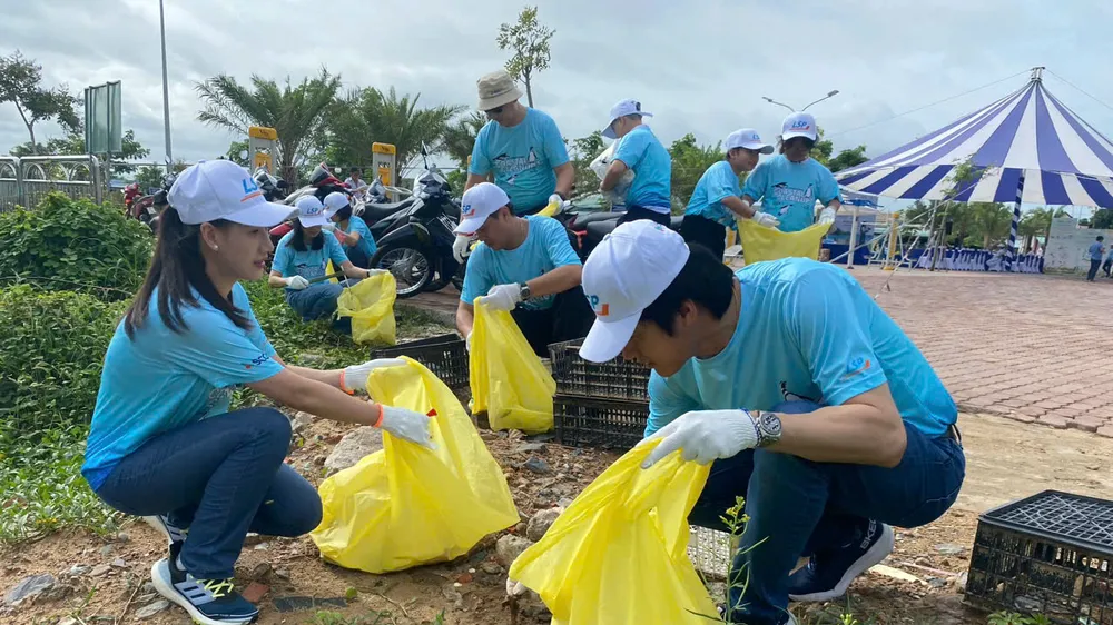 Lãnh đạo cùng nhân viên Công ty TNHH Hóa dầu Long Sơn nhặt rác làm sạch môi trường