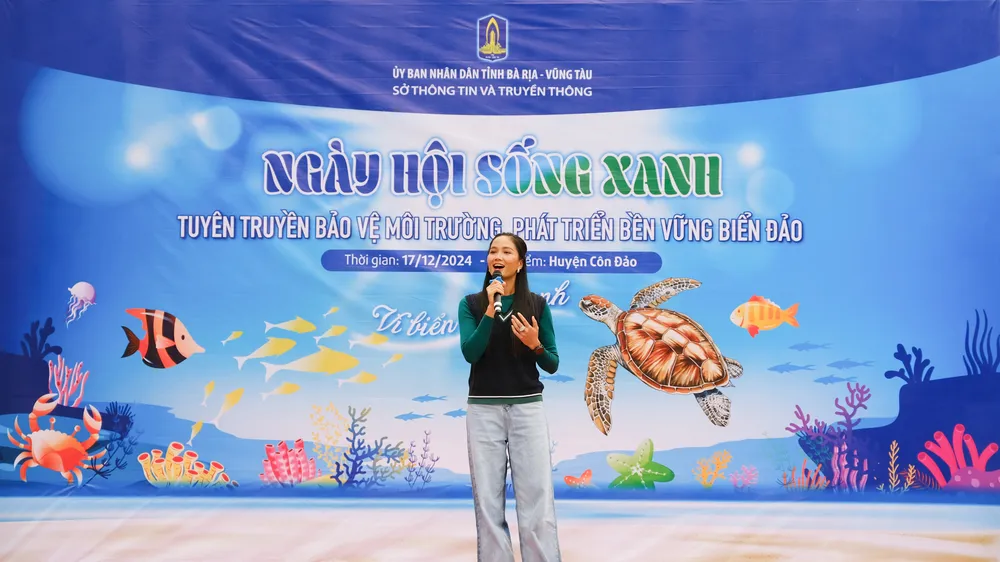 Hoa hậu H’Hen Niê tham gia một số hoạt động làm sạch môi trường trong chương trình ngày hội sống xanh ở Côn Đảo, tỉnh Bà Rịa - Vũng Tàu