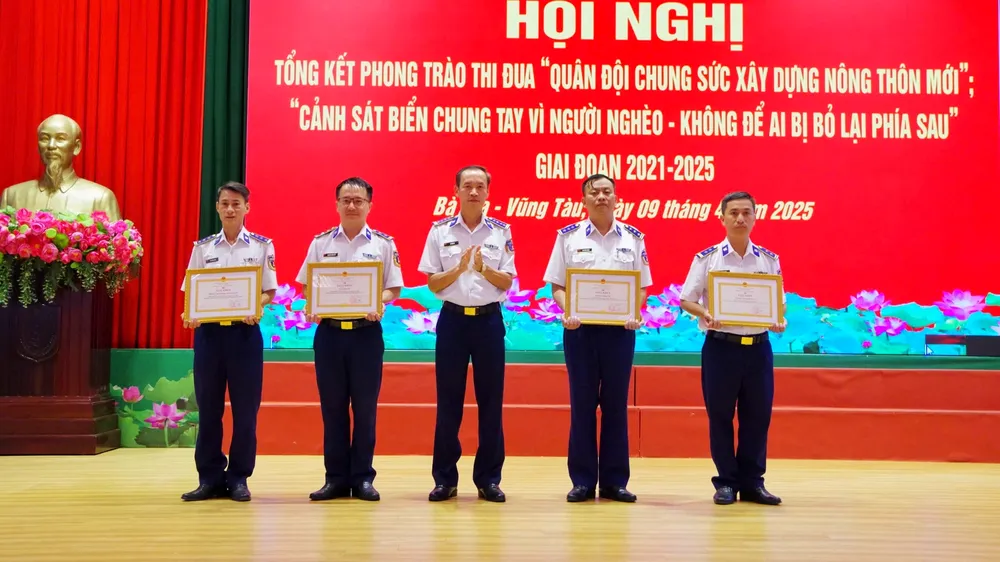 Các tập thể có thành tích xuất sắc được khen thưởng