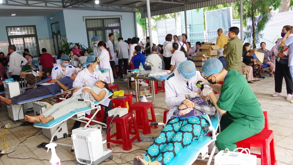 Bộ đội Biên phòng tỉnh Bà Rịa - Vũng Tàu phối hợp với các bác sĩ từ TPHCM tổ chức khám, cấp phát thuốc miễn phí cho người dân