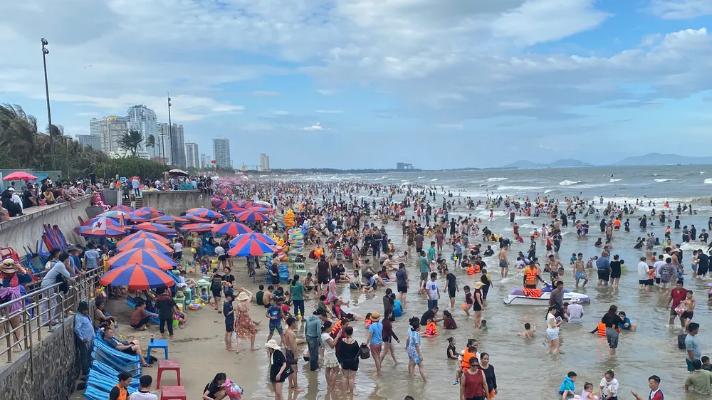 Biển Bãi Sau (TP Vũng Tàu) đông nghịt khách chiều 30-4