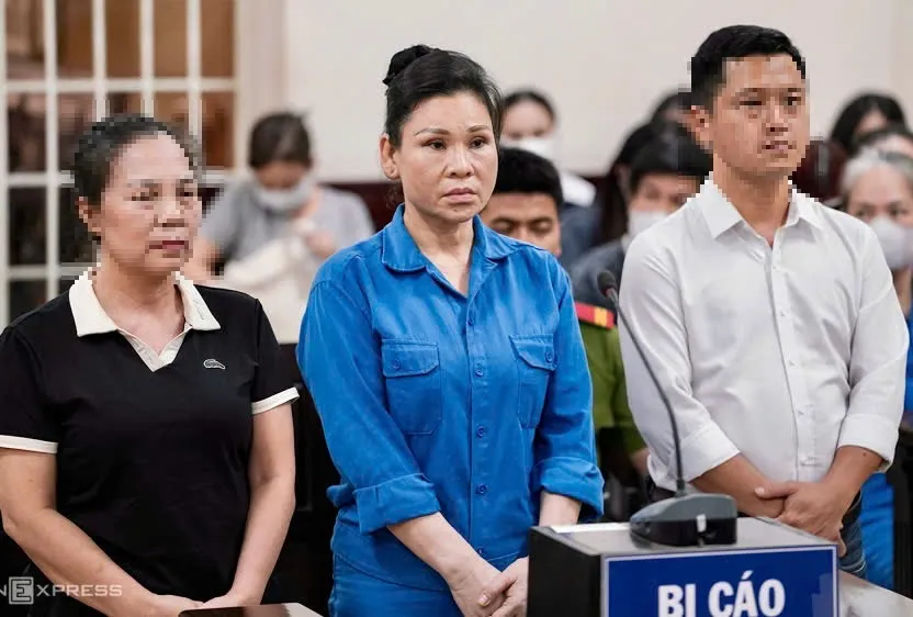 Bị cáo Lâm Thị Thu Trà (áo xanh) bị tuyên phạt là 14 năm 6 tháng tù vì tội cho vay lãi nặng và rửa tiền