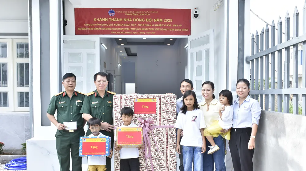 Đại tá Phan Văn Bình, Bí thư Đảng ủy, Chủ tịch Tổng Công ty Ba Son (thứ hai từ trái qua) bàn giao “Nhà đồng đội” và tặng đồ dùng gia đình cho anh Nguyễn Xuân Tiệp. Ảnh: MỸ LƯƠNG