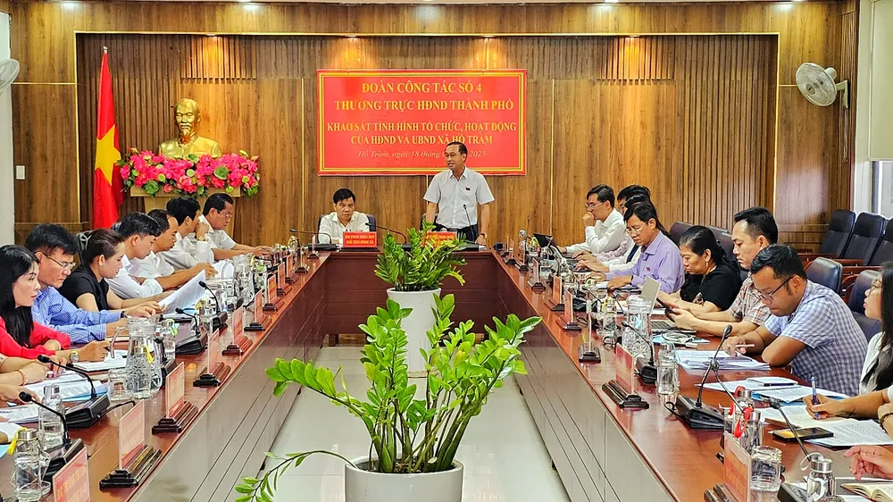 Đoàn công tác số 4 của Thường trực HĐND TPHCM làm việc với HĐND, UBND xã Hồ Tràm. Ảnh: MẠNH THẮNG