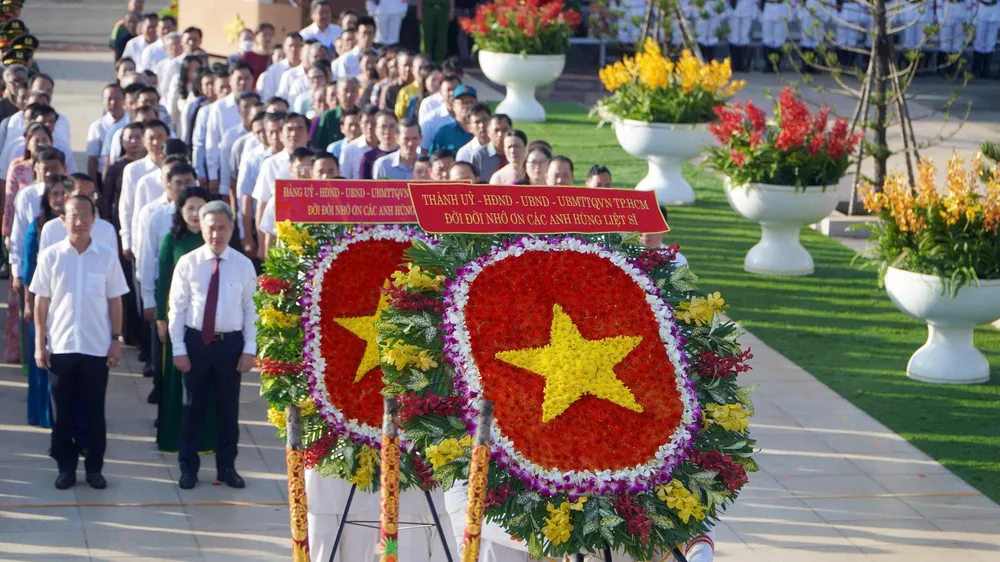 Đoàn đại biểu Thành ủy - HĐND - UBND - Ủy ban MTTQ Việt Nam TPHCM viếng và dâng hương, dâng hoa nhân kỷ niệm 78 năm Ngày Thương binh - Liệt sĩ. Ảnh: QUANG VINH