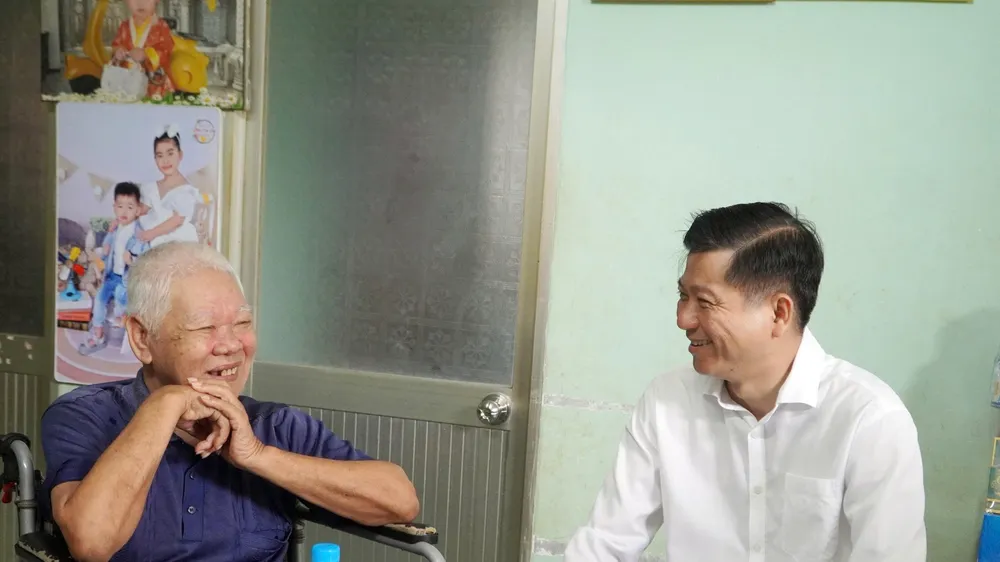 Phó Chủ tịch HĐND TPHCM Trần Văn Tuấn thăm hỏi, động viên thương binh Nguyễn Thanh Vị tại xã Long Điền, TPHCM. Ảnh: QUANG VINH