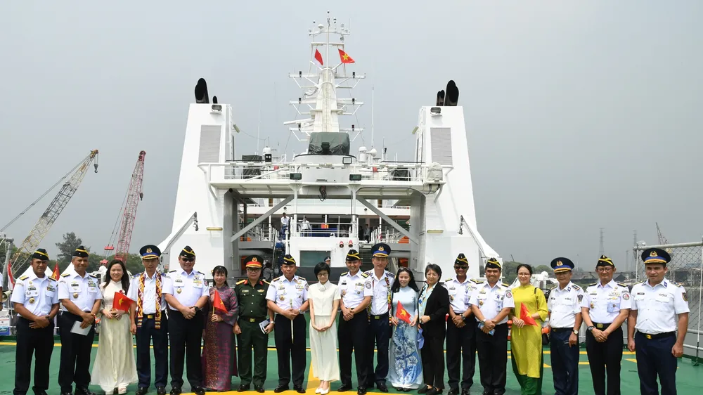 Đại diện lãnh đạo hai lực lượng Cảnh sát biển Việt Nam và Indonesia chụp ảnh lưu niệm trên tàu Cảnh sát biển Việt Nam 8001