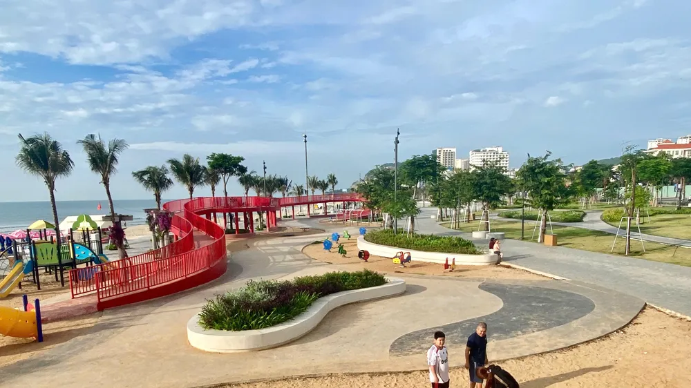 Chung tay giữ gìn vệ sinh môi trường để tạo không gian sạch sẽ cho người dân và du khách đến với Bãi Sau, phường Vũng Tàu, TPHCM
