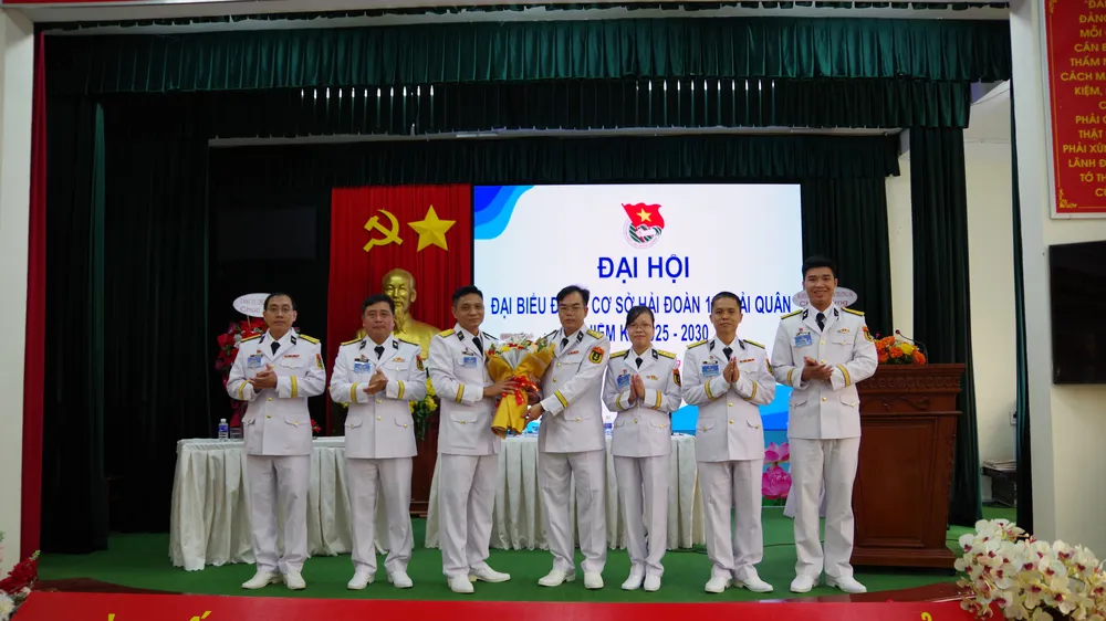 Thủ trưởng Hải đoàn tặng hoa chúc mừng Ban Chấp hành Đoàn cơ sở nhiệm kỳ mới