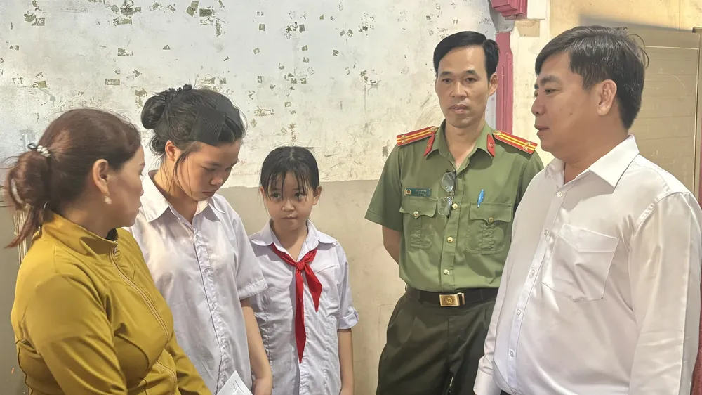 Đoàn công tác của UBND xã Long Hải, TPHCM đến thăm hỏi, động viên gia đình ngư dân mất tích
